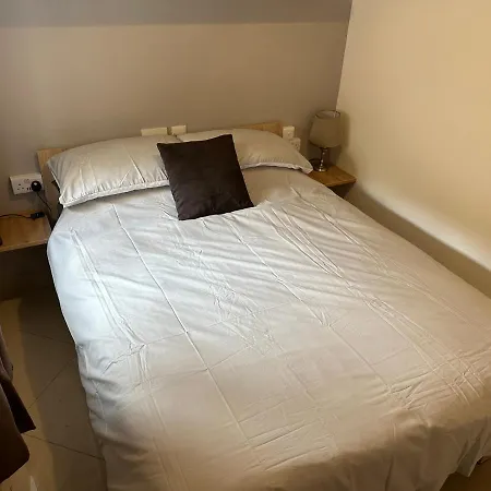 Apartment Ewa Apt - 3-bed Near - St Julians Seafront *