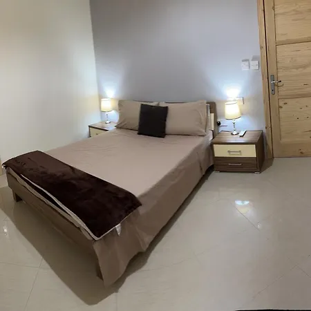 Ewa - 3-bed Near - St Julians Seafront Lejlighed *